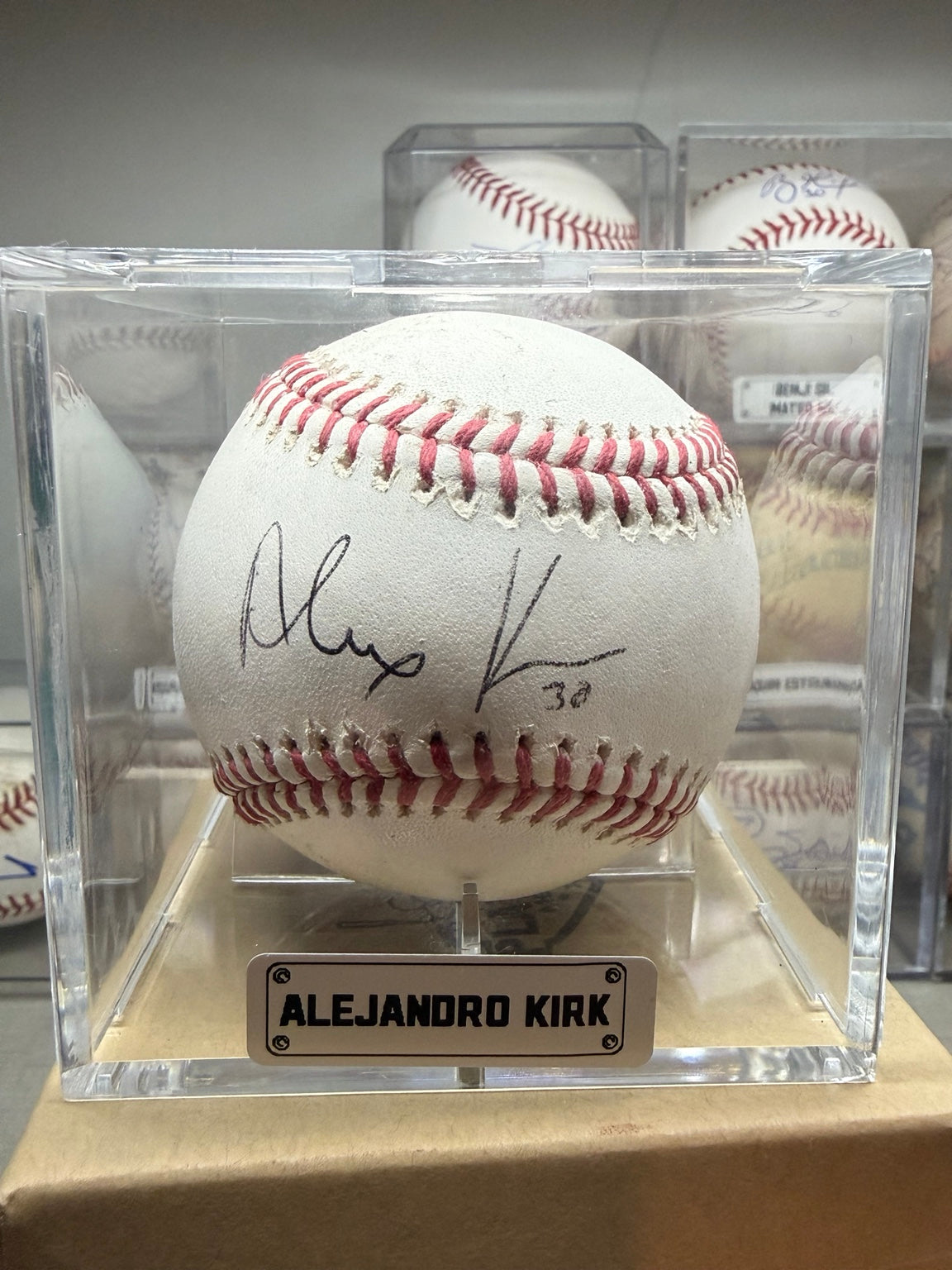 Pelota autografiada por Alejandro Kirk - vista de la firma