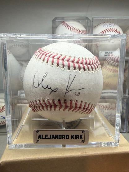 Pelota autografiada por Alejandro Kirk - vista de la firma